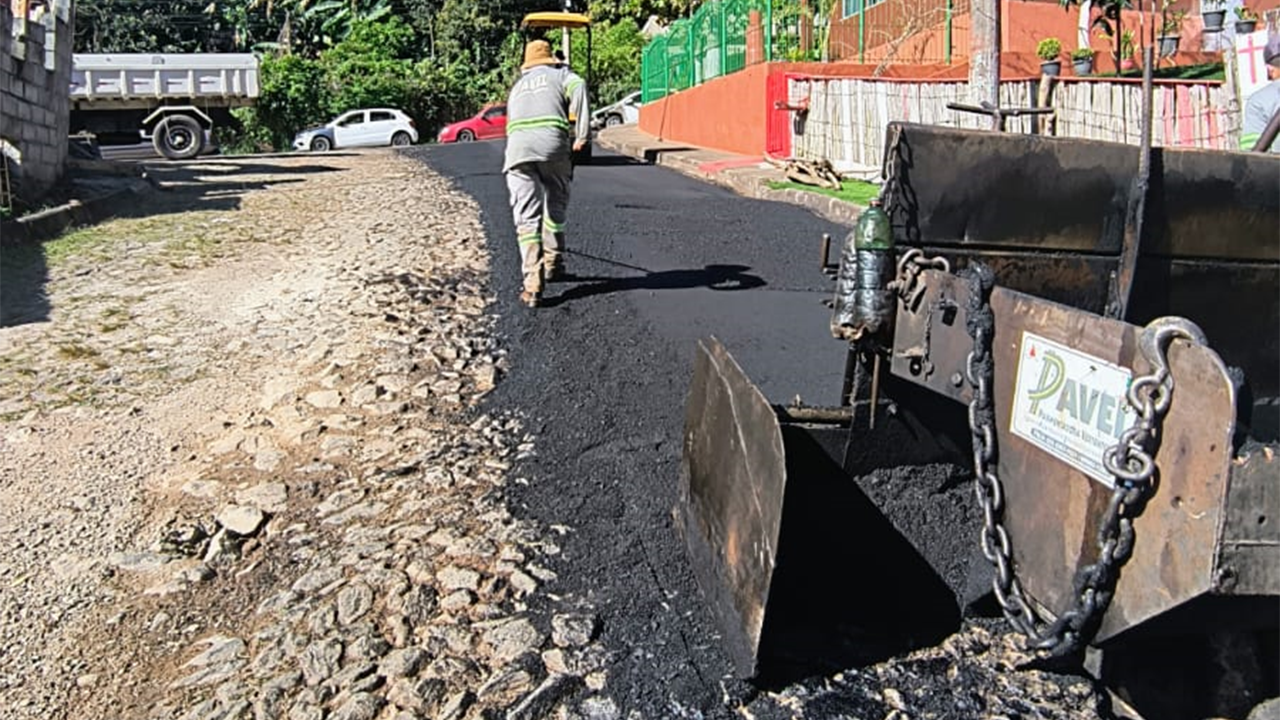 Secretaria Municipal de Obras está asfaltando a Rua José Gomes Neto, no bairro Fátima