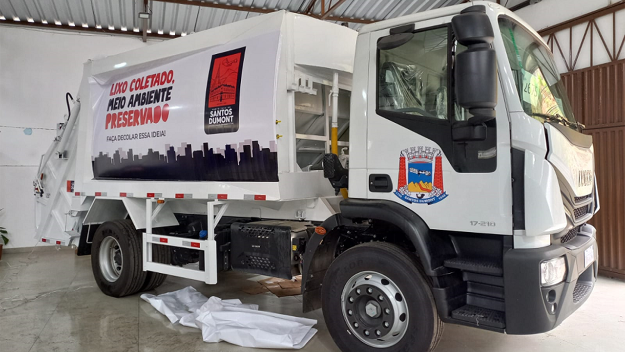 Caminhão de lixo, ano 2025,  com capacidade para 12m cúbicos é a recente conquista do governo municipal