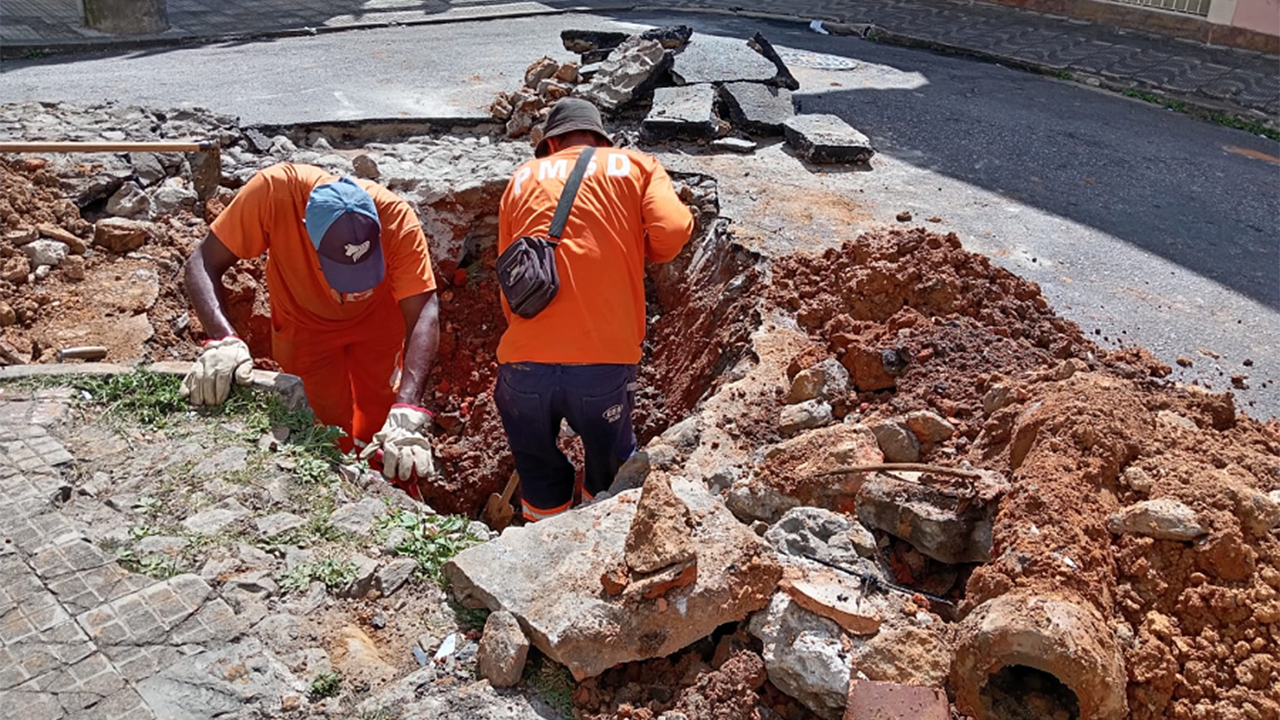 A Secretaria de Obras realiza manutenção de rede de esgoto e de rede pluvial na Rua Prefeito Paulo Vieira Marques