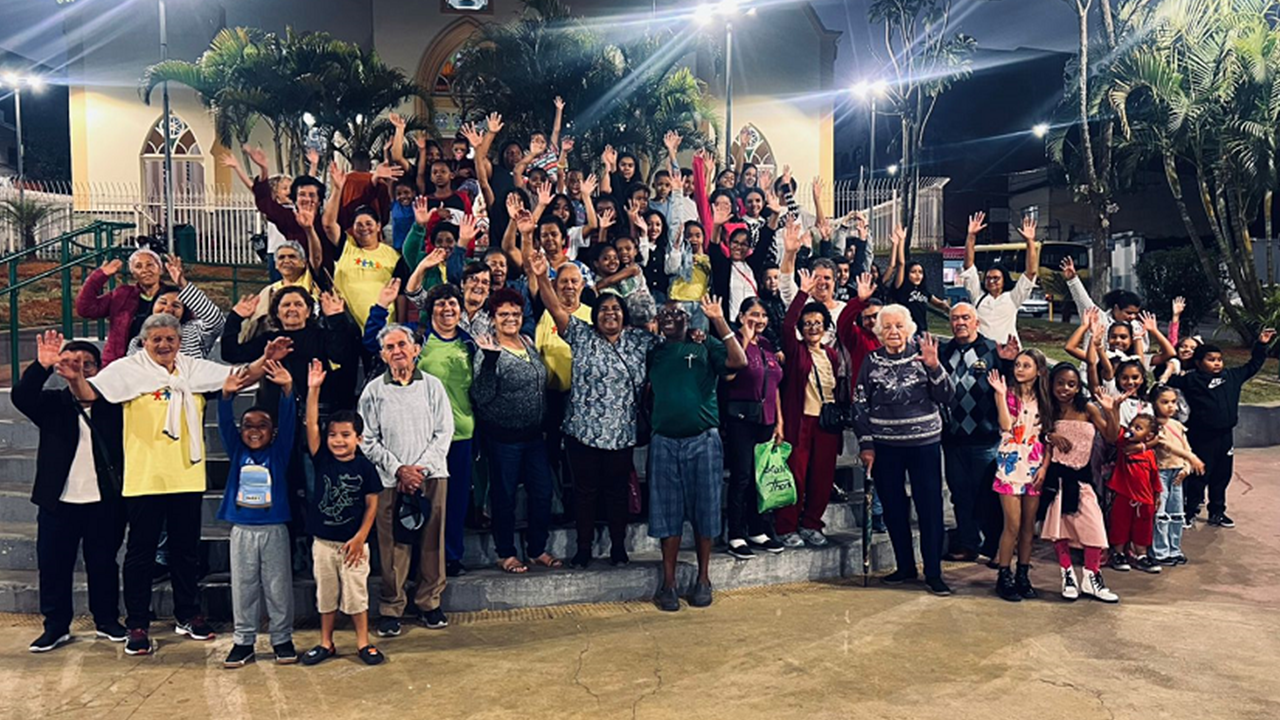   Os usuários das unidades CRAS participam  de um animado passeio na Carreta Imperatriz