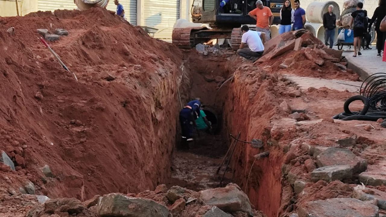 Secretaria Municipal de Obras nas imediações do Pontilhão da Ferrovia, no 4º Depósito