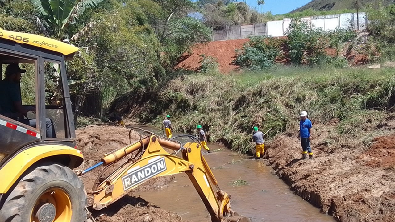 Trabalhos de limpeza do rio Posses estão no trecho do bairro Santo Antônio