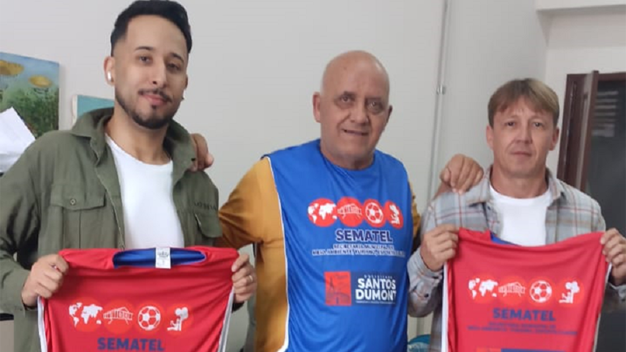 A SEMATEL entrega jogo de coletes para esportes no Clube do Tigre