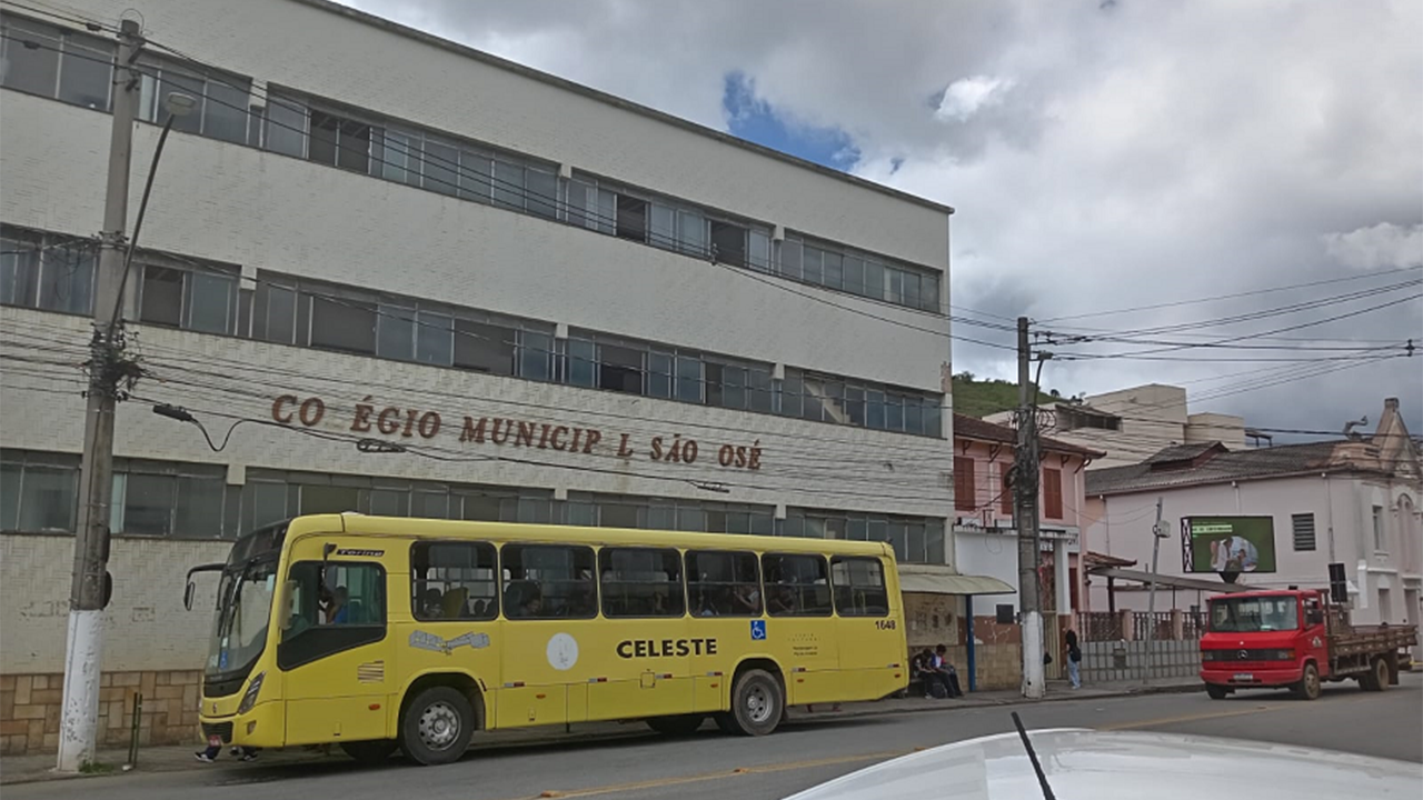 Ponto de ônibus em frente ao Colégio São José exclusivo para ônibus urbanos e vans escolares