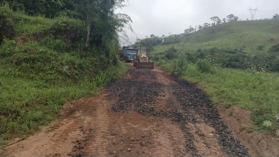 Prefeitura realiza manutenção na estrada rural de Araçás