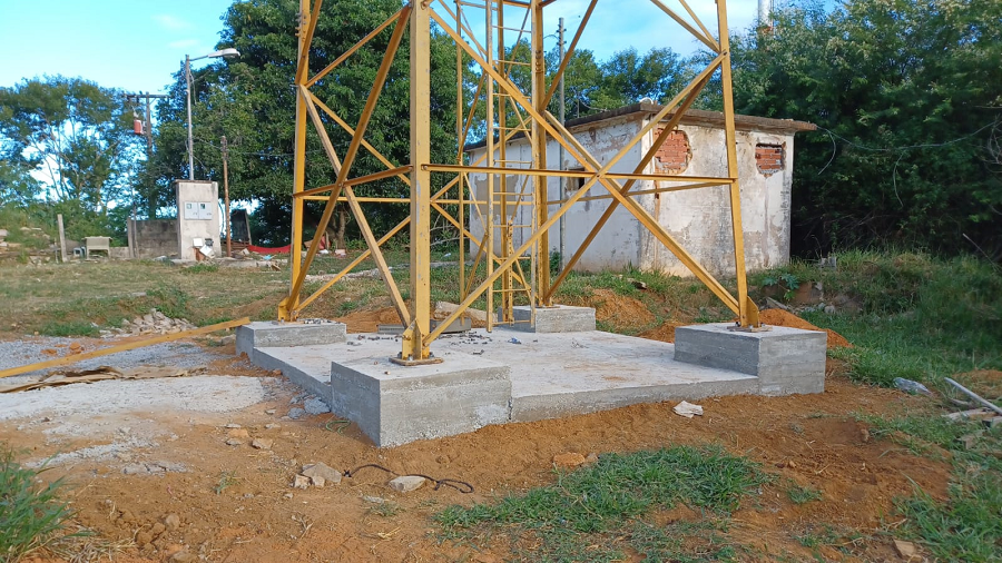 Terreno que abriga torre de TV foi invadido, comprometendo a transmissão do sinal digital na cidade
