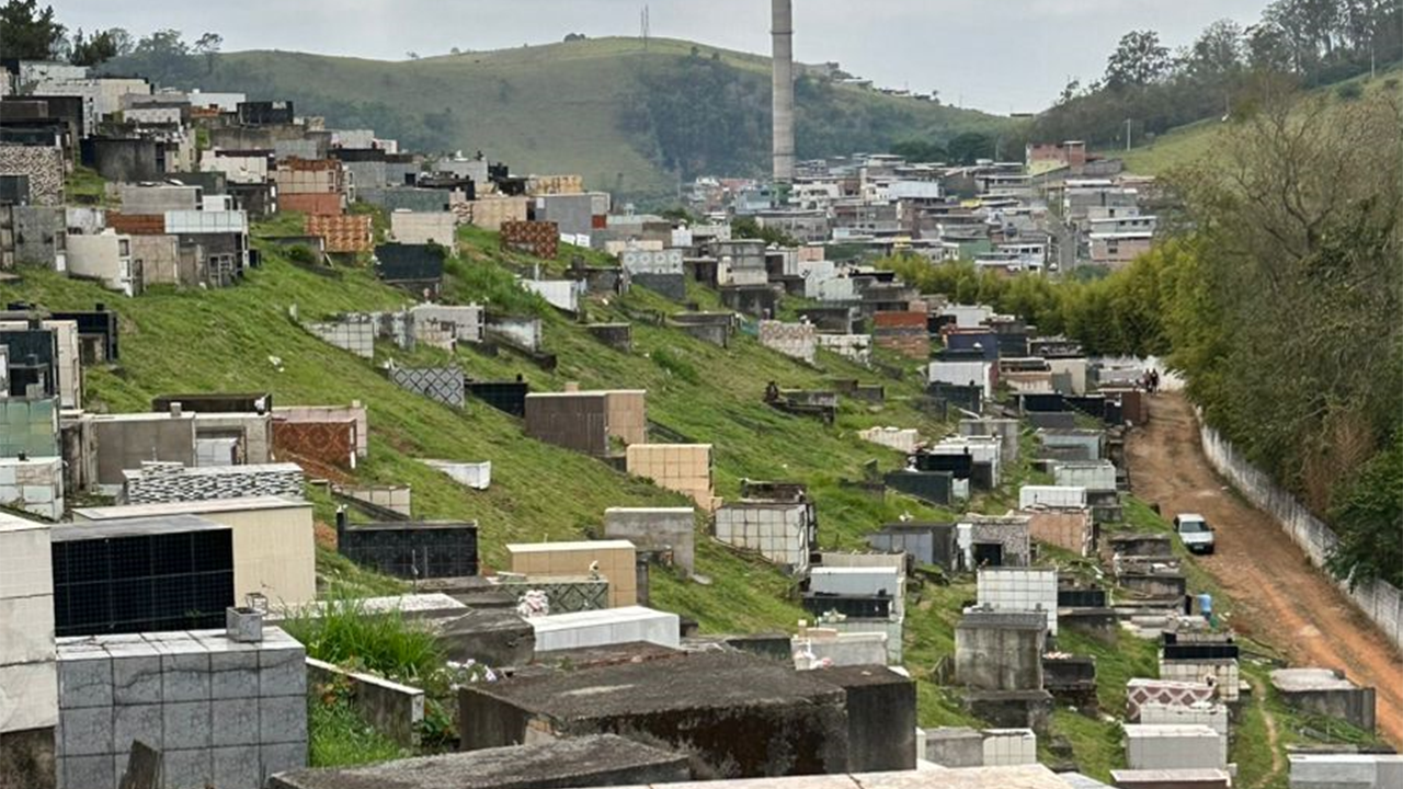 Cemitério Municipal passou por grande limpeza, visando receber bem os visitantes no Dia de Finados