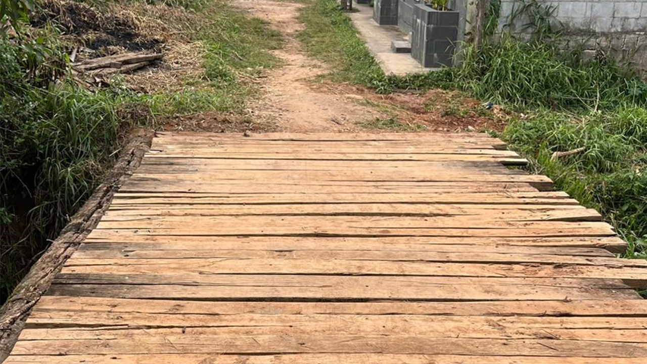 Prefeitura substitui pranchões da ponte da Rua Pedro Ribeiro a BR499, próximo ao Instituto Joaquim Soares 
