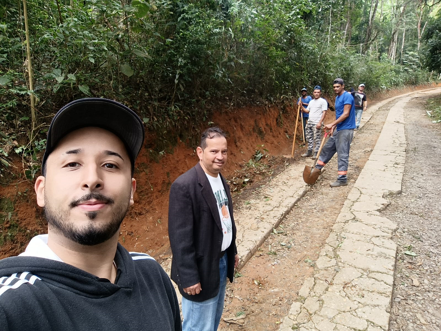 Trabalhos de manutenção, limpeza, capina e correção da estrada rural da comunidade do Engenho