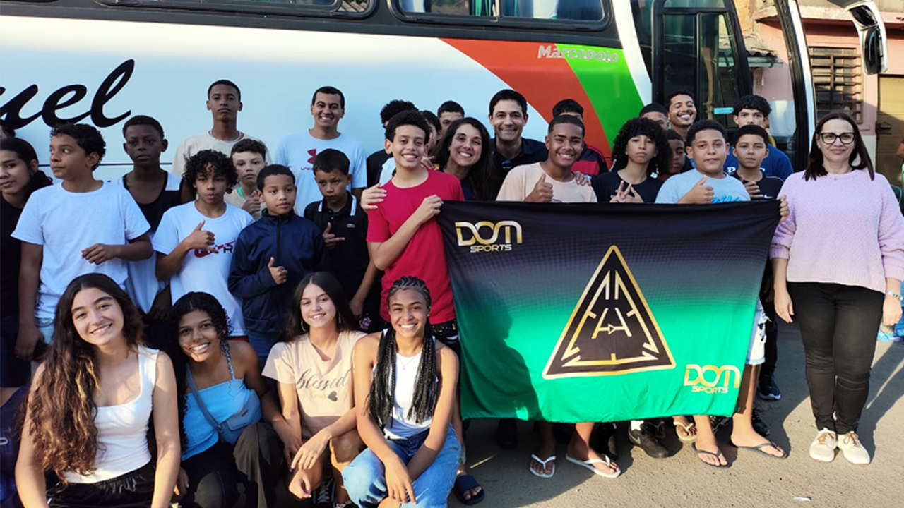 Delegação de atletas sandumonenses sai rumo a etapa Microrregional do JEMG, na cidade de Lima Duarte