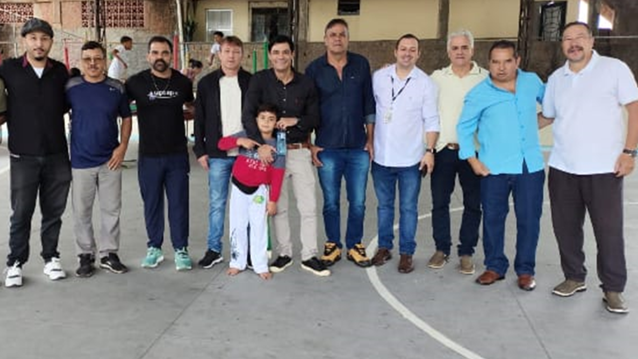 Prefeito Pacífico Júnior entrega quadra revitalizada aos moradores do bairro da Glória