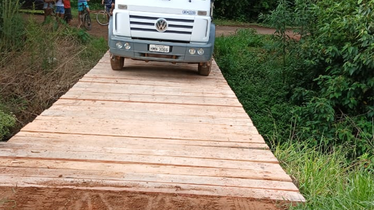 Secretaria Municipal de Obras recupera ponte de madeira que liga Soledade ao Bo. da Glória