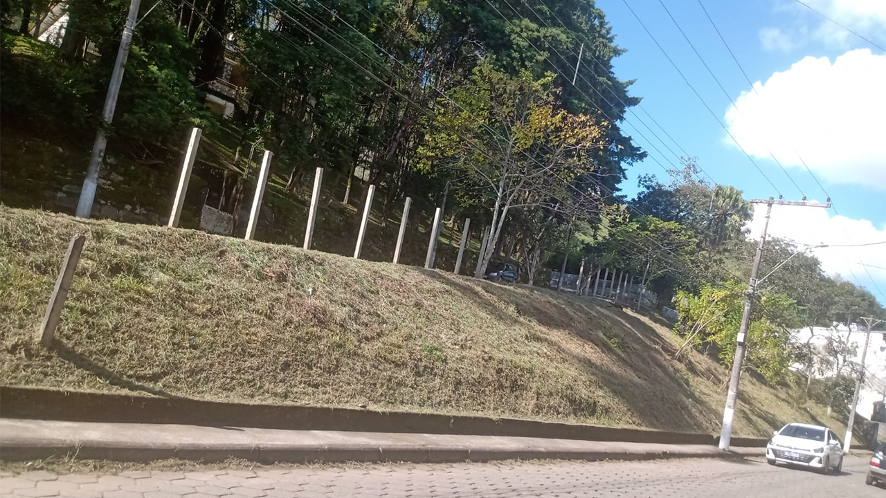 A equipe de manutenção de ruas da Secretaria Municipal de Obras continua trabalhando  nos pequenos reparos e limpeza das ruas