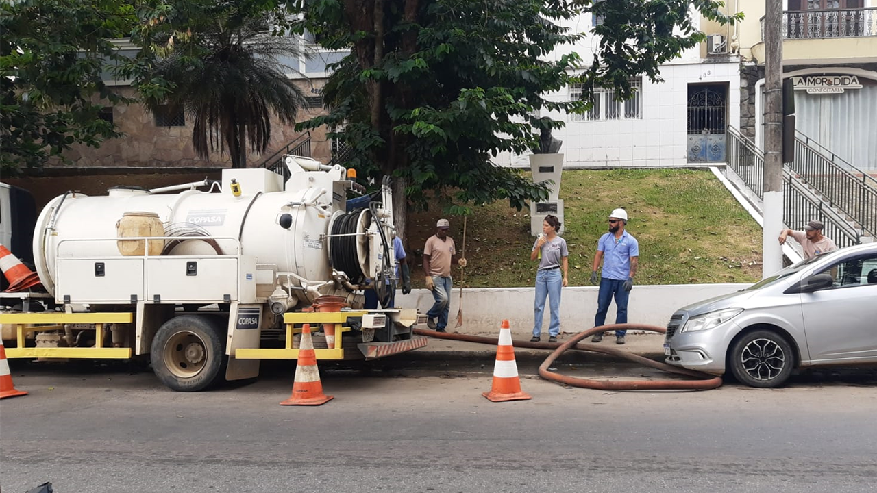 Desobstrução de bueiros na Av. Getúlio Vargas, próximos ao Hospital de Misericórdia