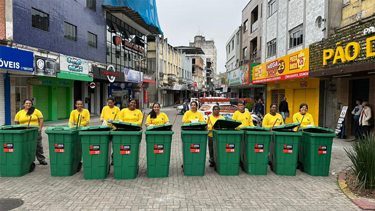 Equipe de 10 garis compõe a nova turma de varrição do centro da cidade