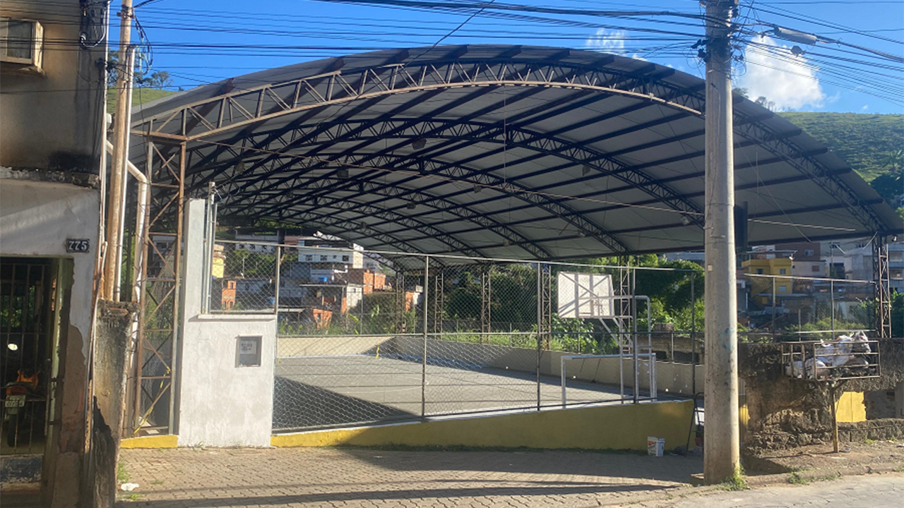 Projeto esportivo vai beneficiar 150 crianças na quadra do bairro da Glória