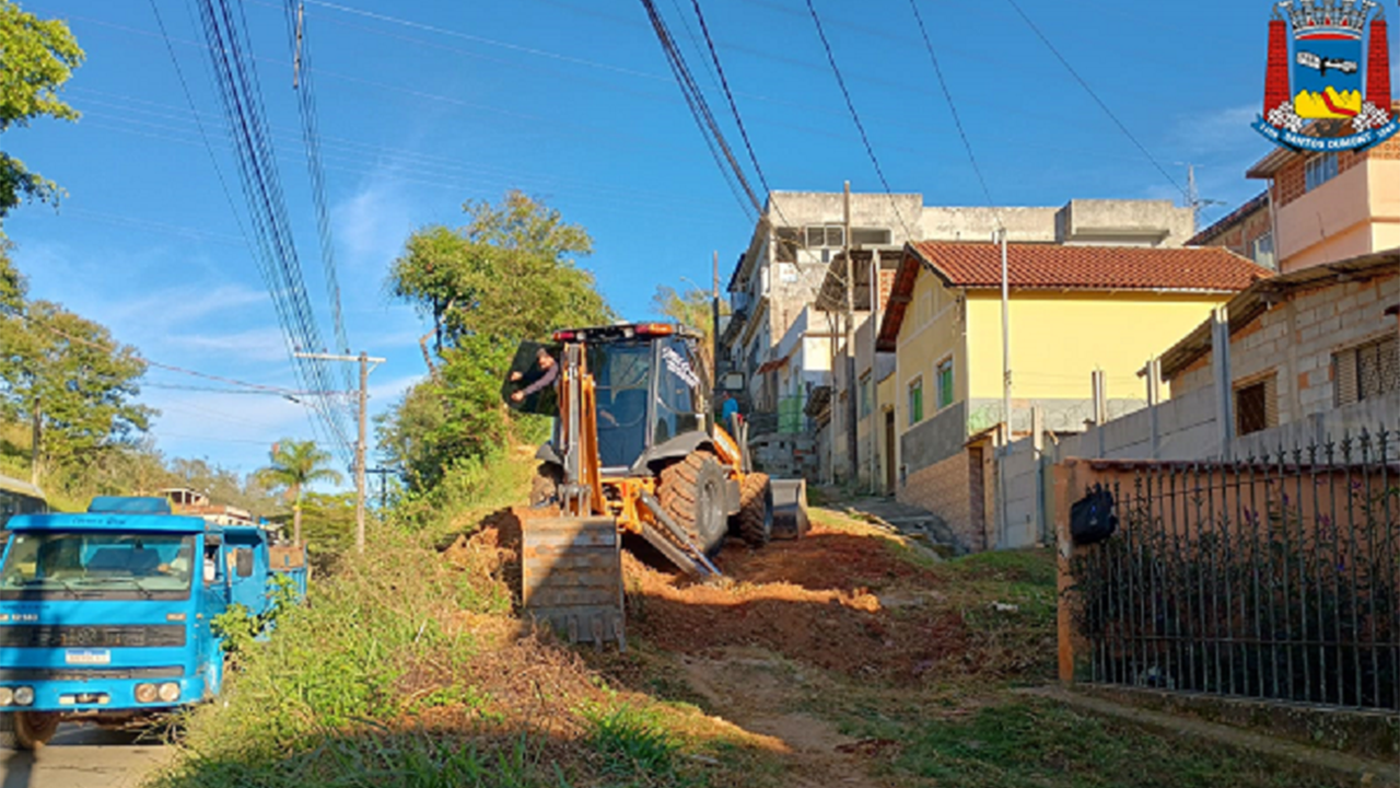 Prefeitura inicia pavimentação da Rua A, no bairro Córrego do Ouro