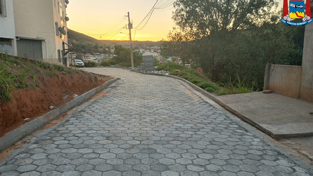 Prefeitura conclui calçamento na Rua Manoel Gomes, bo. Glória