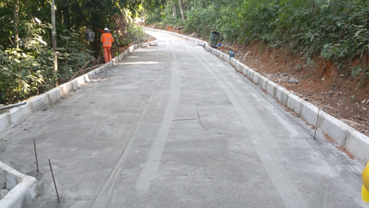 Seguem as obras de pavimentação em blocos de concreto da Estrada do Engenho Novo