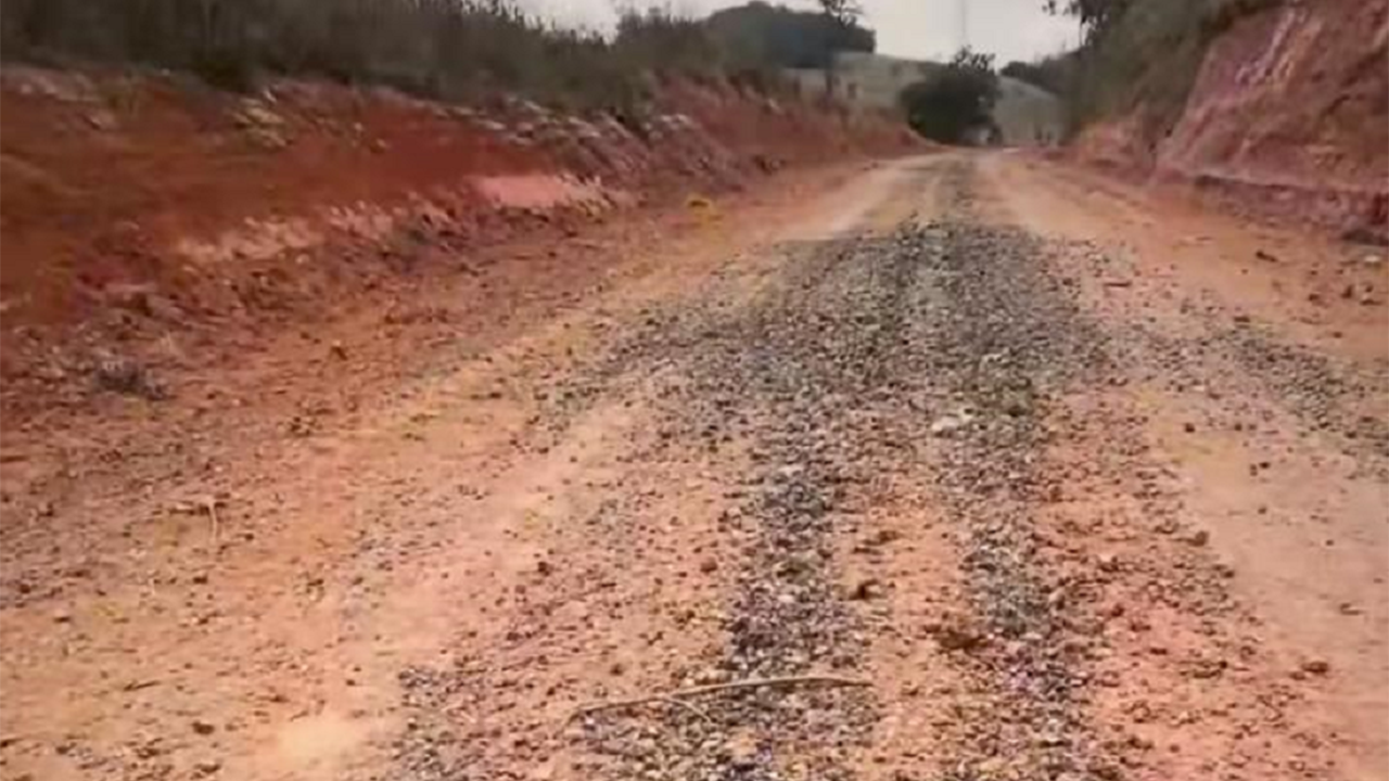 Prefeitura inicia manutenção de estradas rurais
