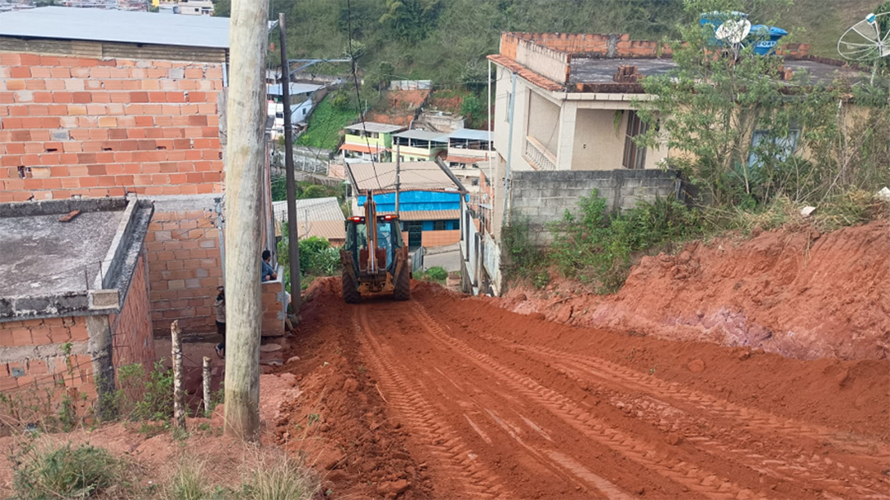 Prefeitura inicia pavimentação da Rua Eduardo Linhares, no Córrego do Ouro