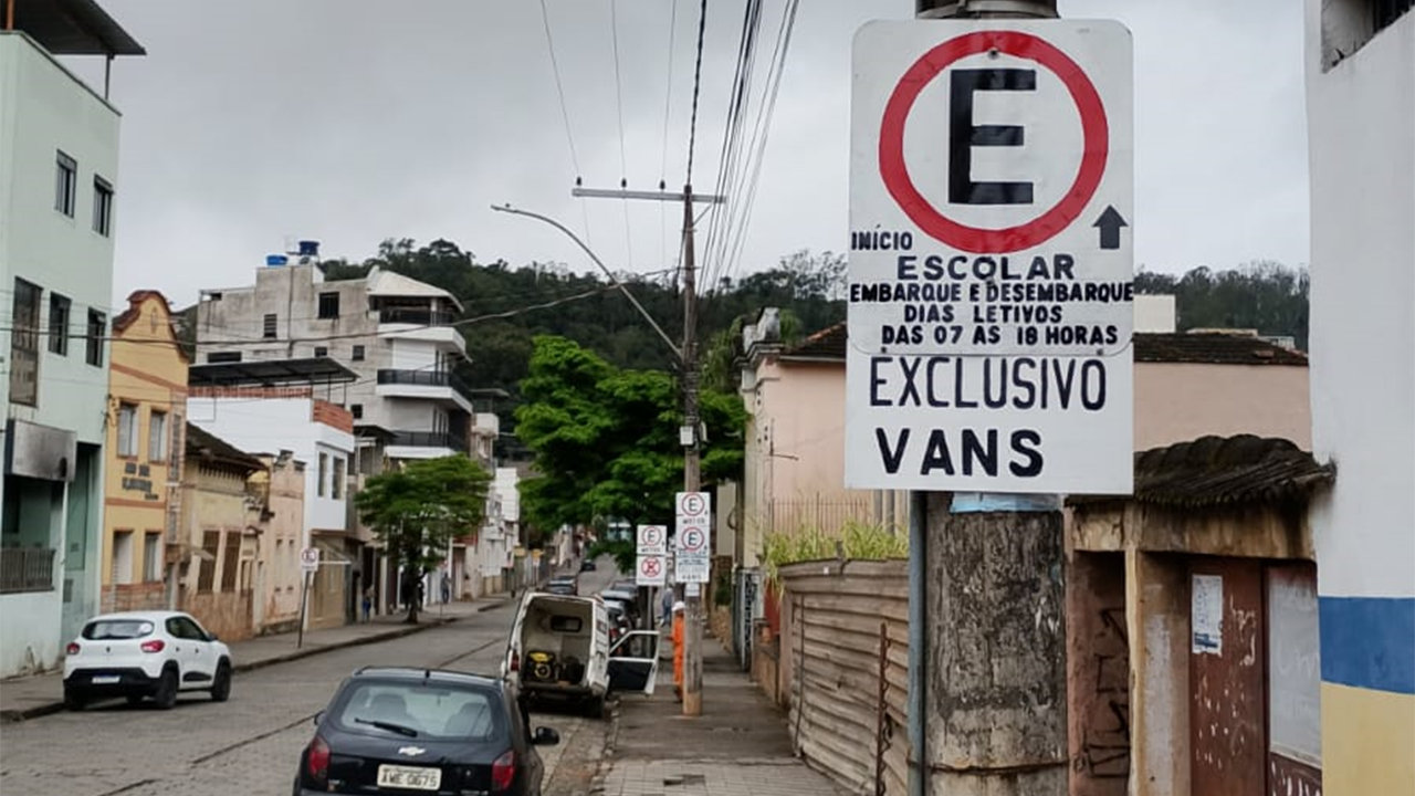 Delimitada área de parada rápida escolar em frente aos colégios Santos Dumont e Anita Dulci