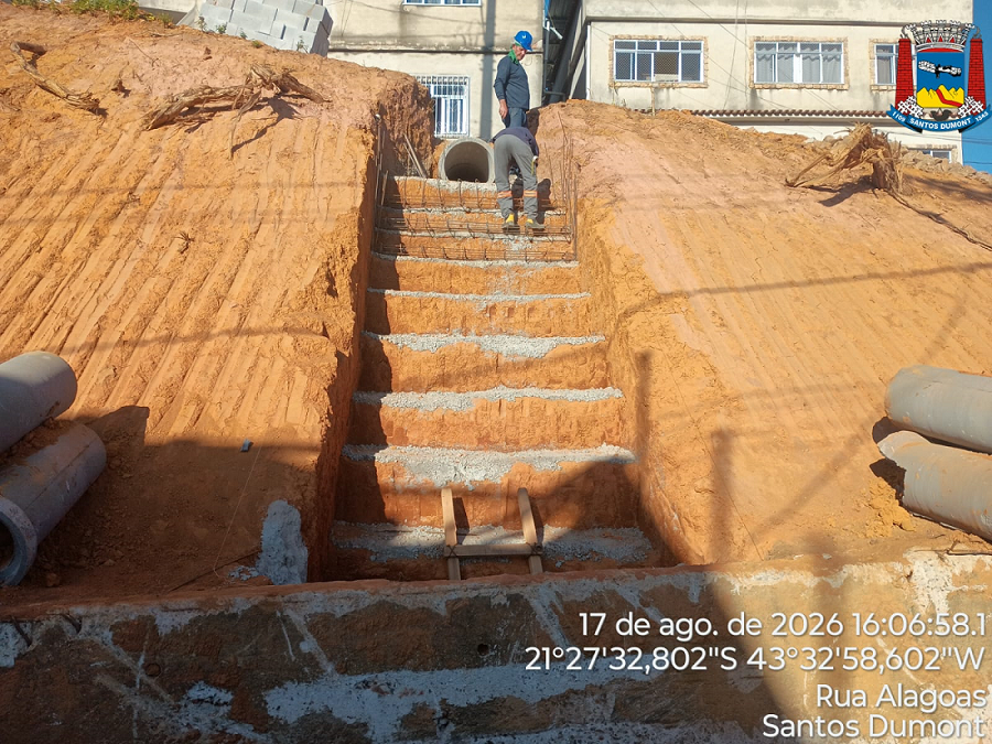 Chuvas prejudicam obras de construção do muro de contenção na Rua Alagoas