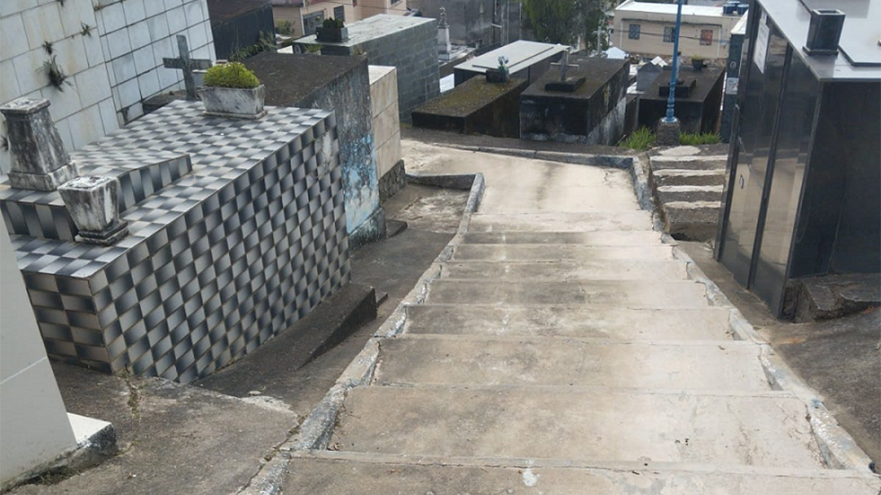 Limpeza no Cemitério