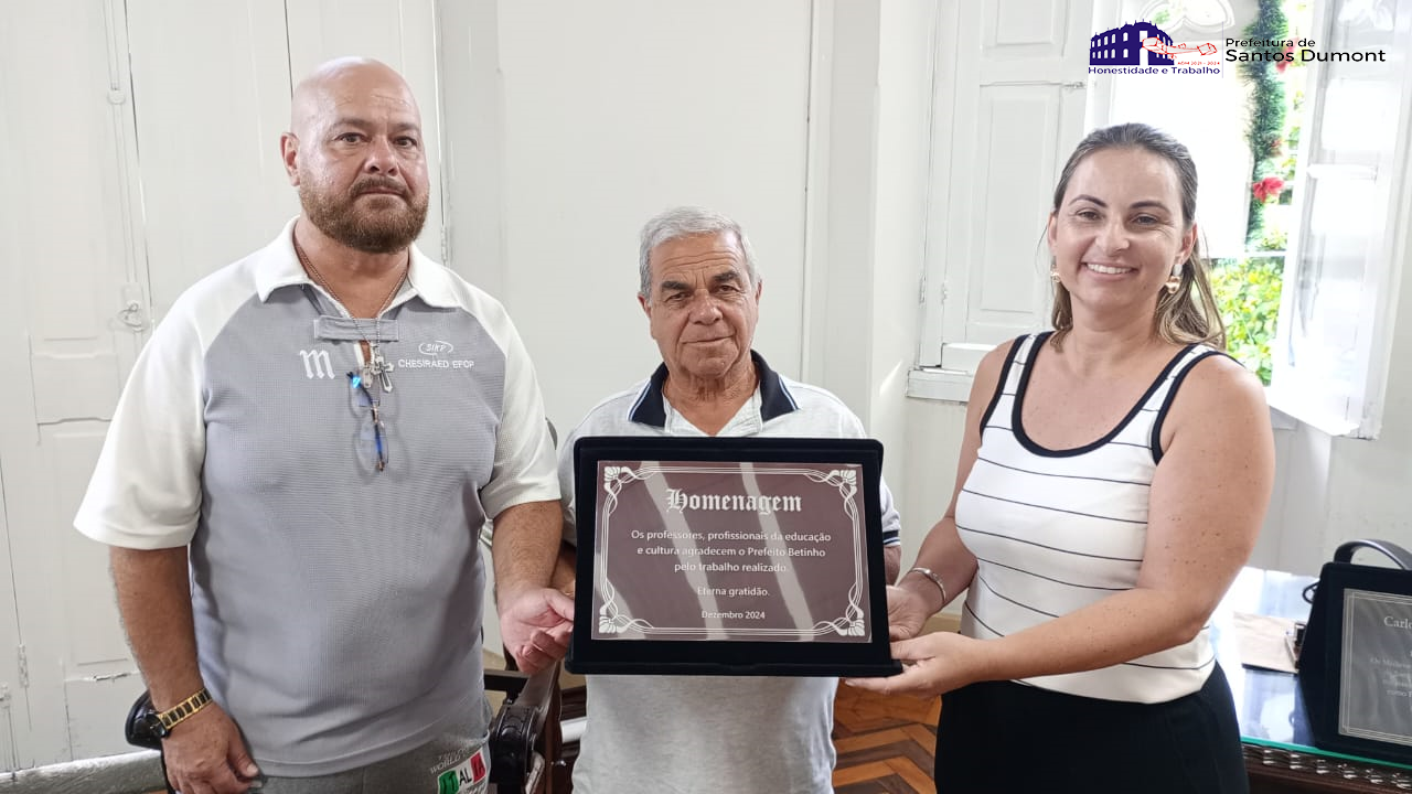 Prefeito Carlos Alberto de Azevedo recebeu uma homenagem surpresa dos professores no último dia 23/12