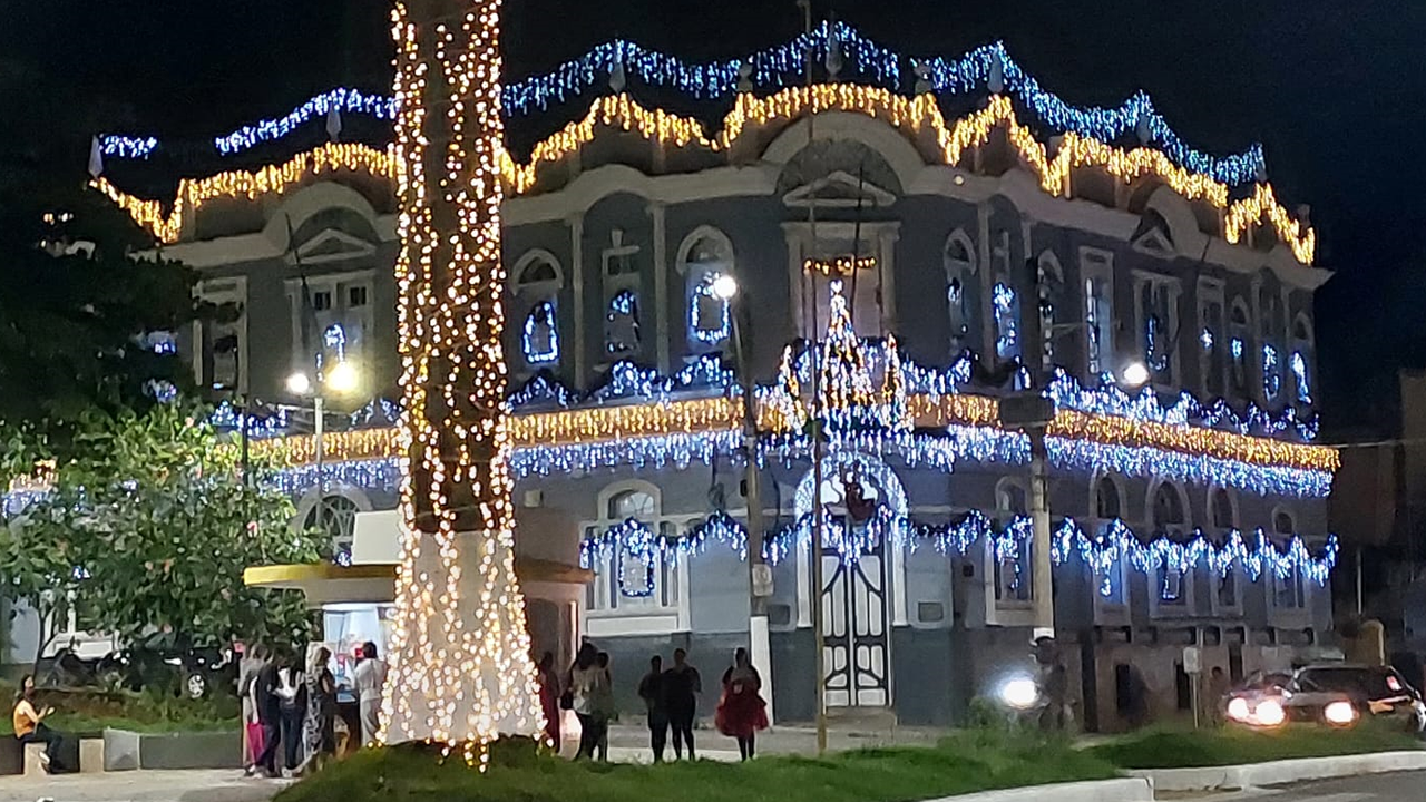 Pintura da fachada do prédio da Prefeitura trouxe embelezamento ao Centro