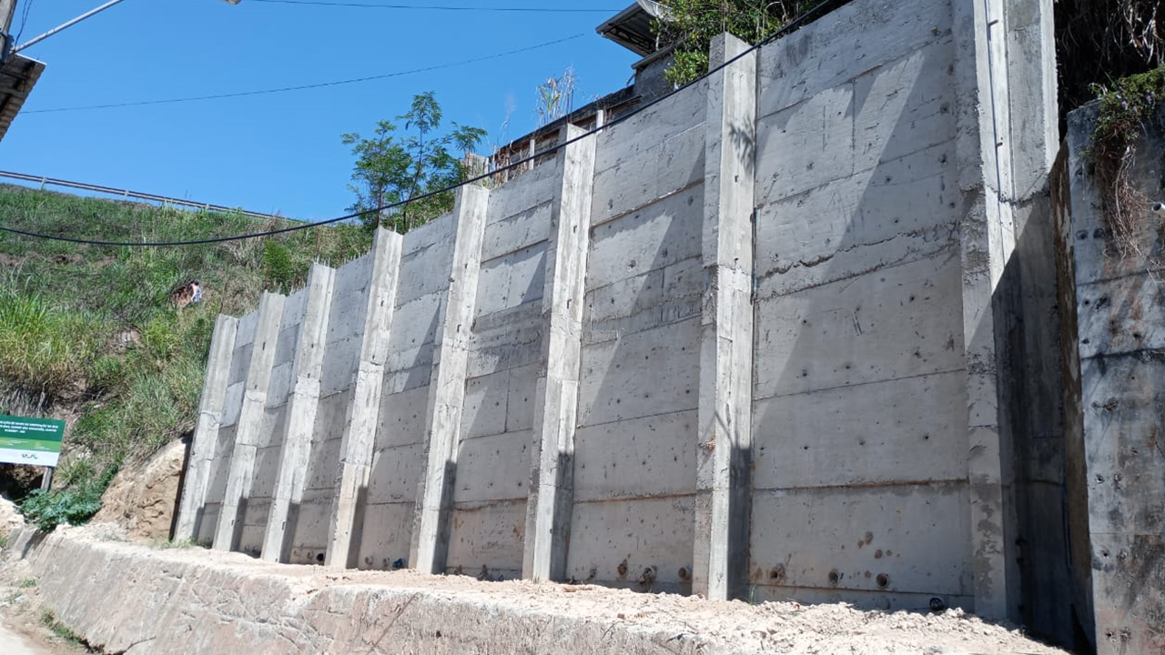 Prefeitura está finalizando a construção do muro de contenção na Rua Geraldino Carlos Dias, bairro São Sebastião 