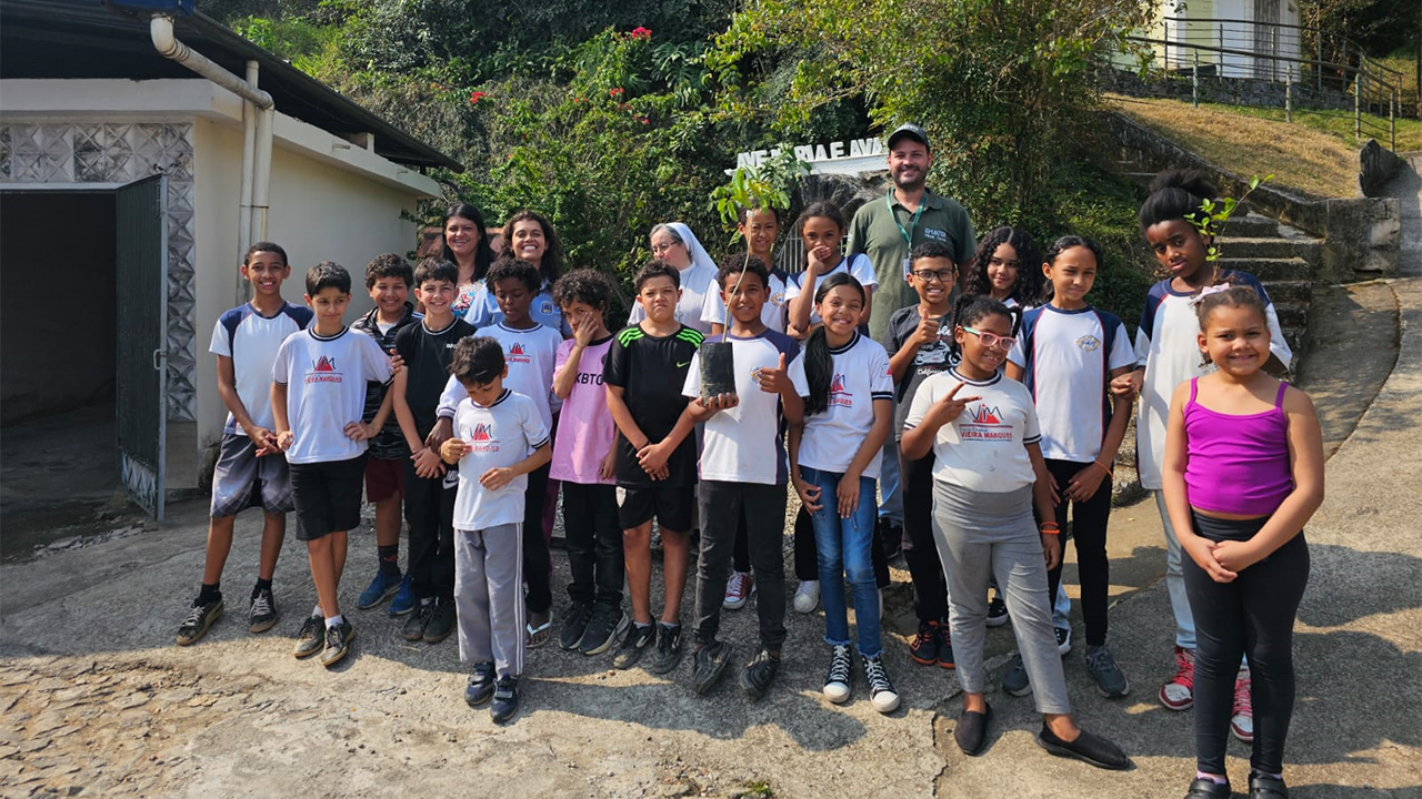 Plantio de mudas de árvores nativas no Educandário Santa Terezinha  comemora  Dia Mundial da Árvore, 21/09