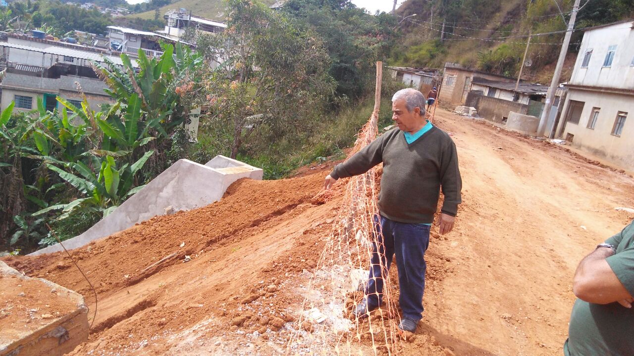 Prefeito exige da empreiteira urgência na conclusão da obra da Machado de Assis