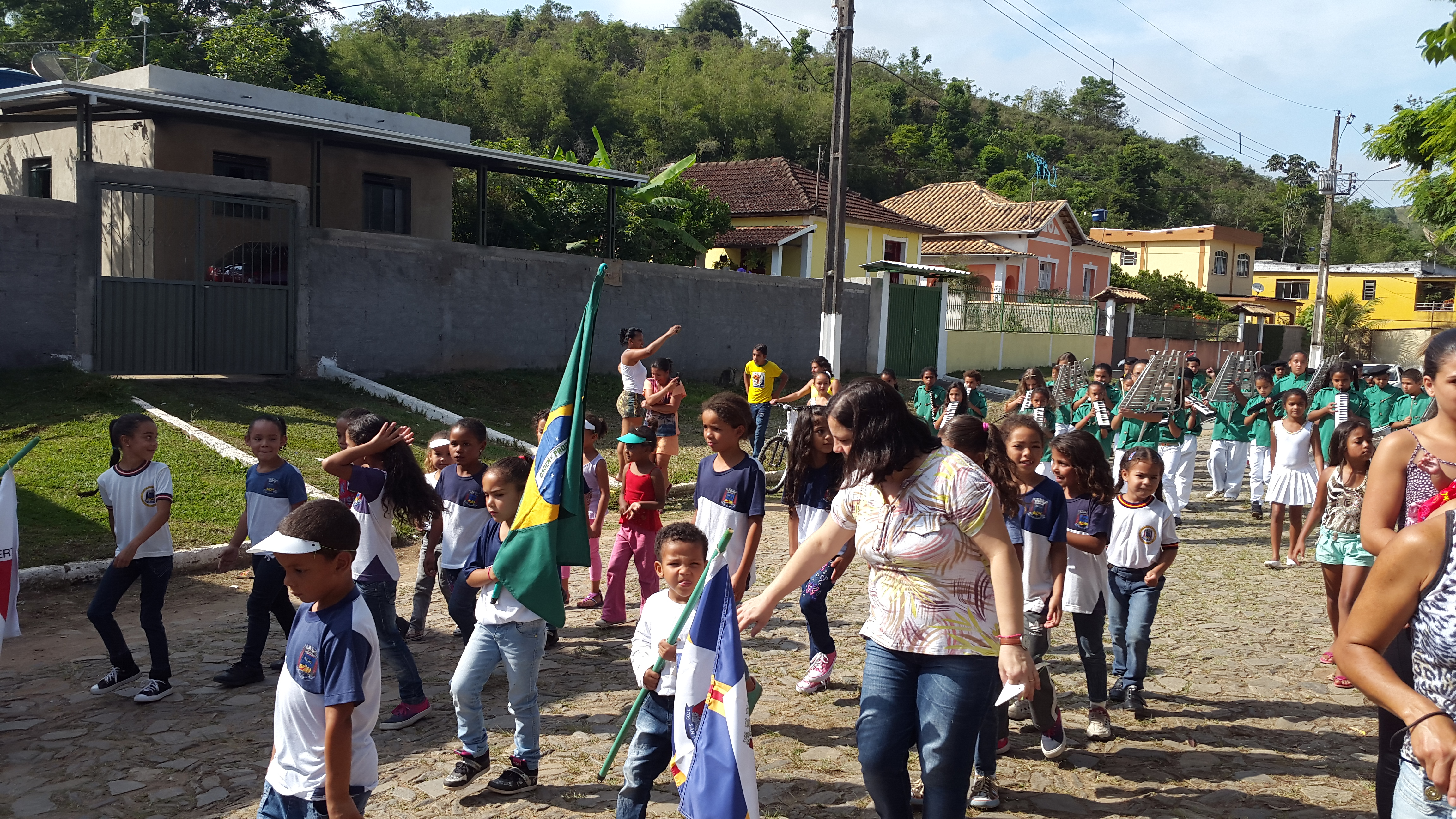 Escolas municipais realizam desfile cívico em suas comunidades