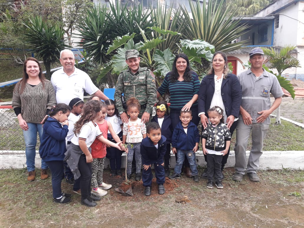 Plantio de mudas marcam comemoração do Dia da Árvore