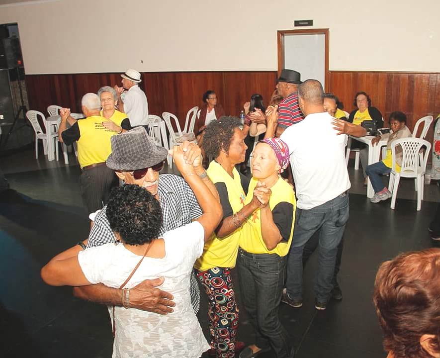 Baile da Saudade reúne usuários dos CRAS em tarde de muita alegria