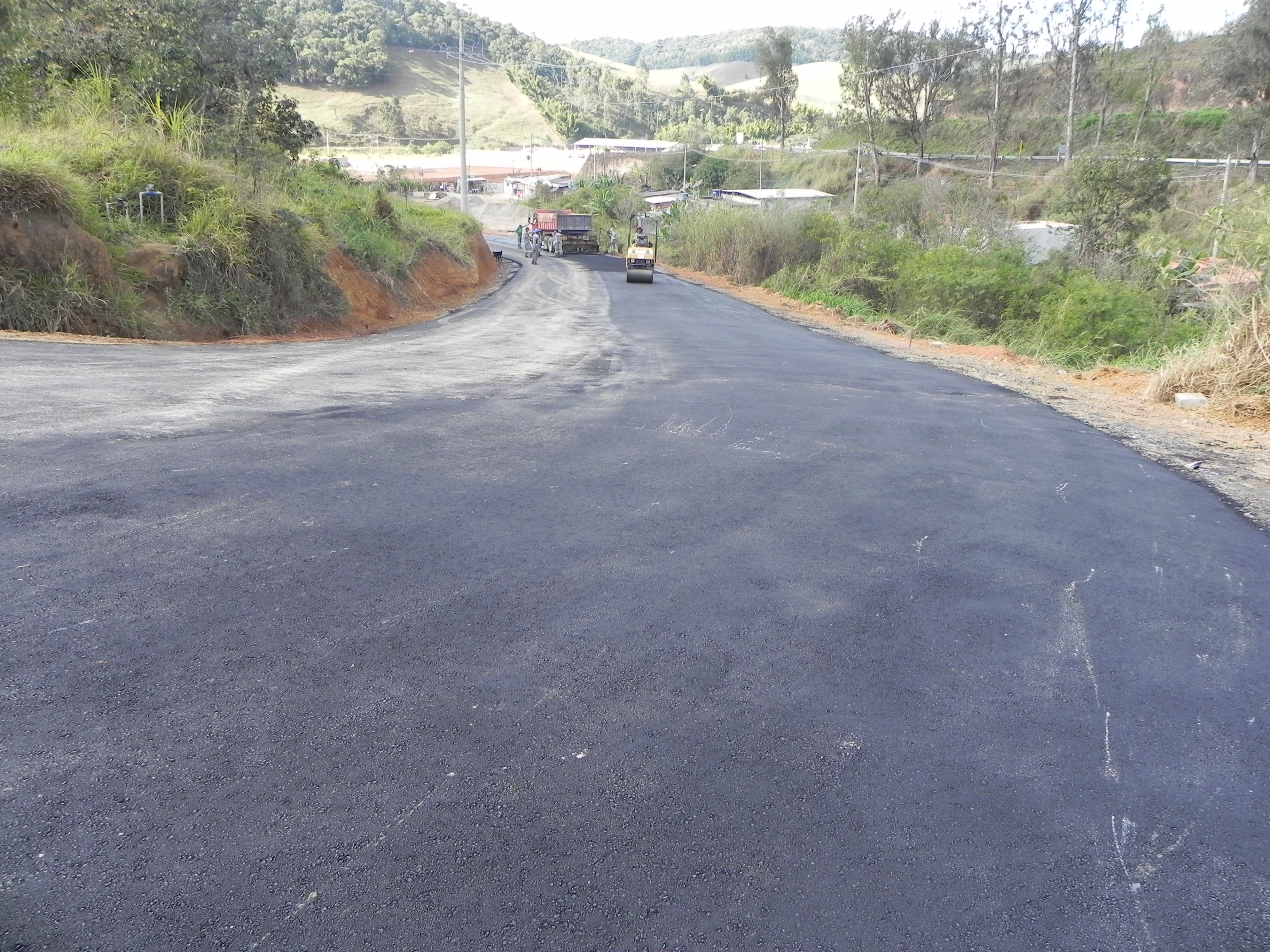 Prefeitura asfalta estrada de acesso ao Parque de Exposição