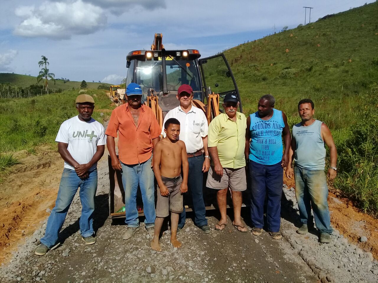 Secretaria de Agricultura restabelece passagem na estrada de São João da Serra   