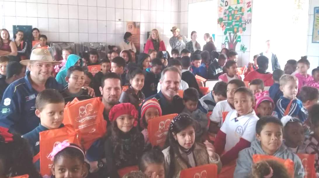 Integrantes da Associação Cavaleiros da Cultura visitam escola de Dores