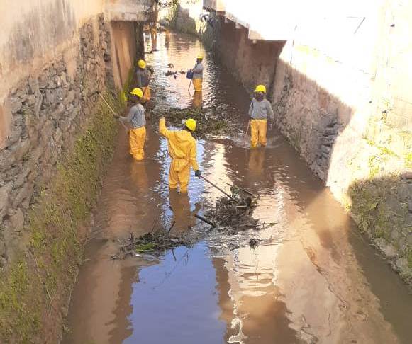 Limpeza do rio continua e Prefeitura solicita aos moradores não jogarem lixo no mesmo