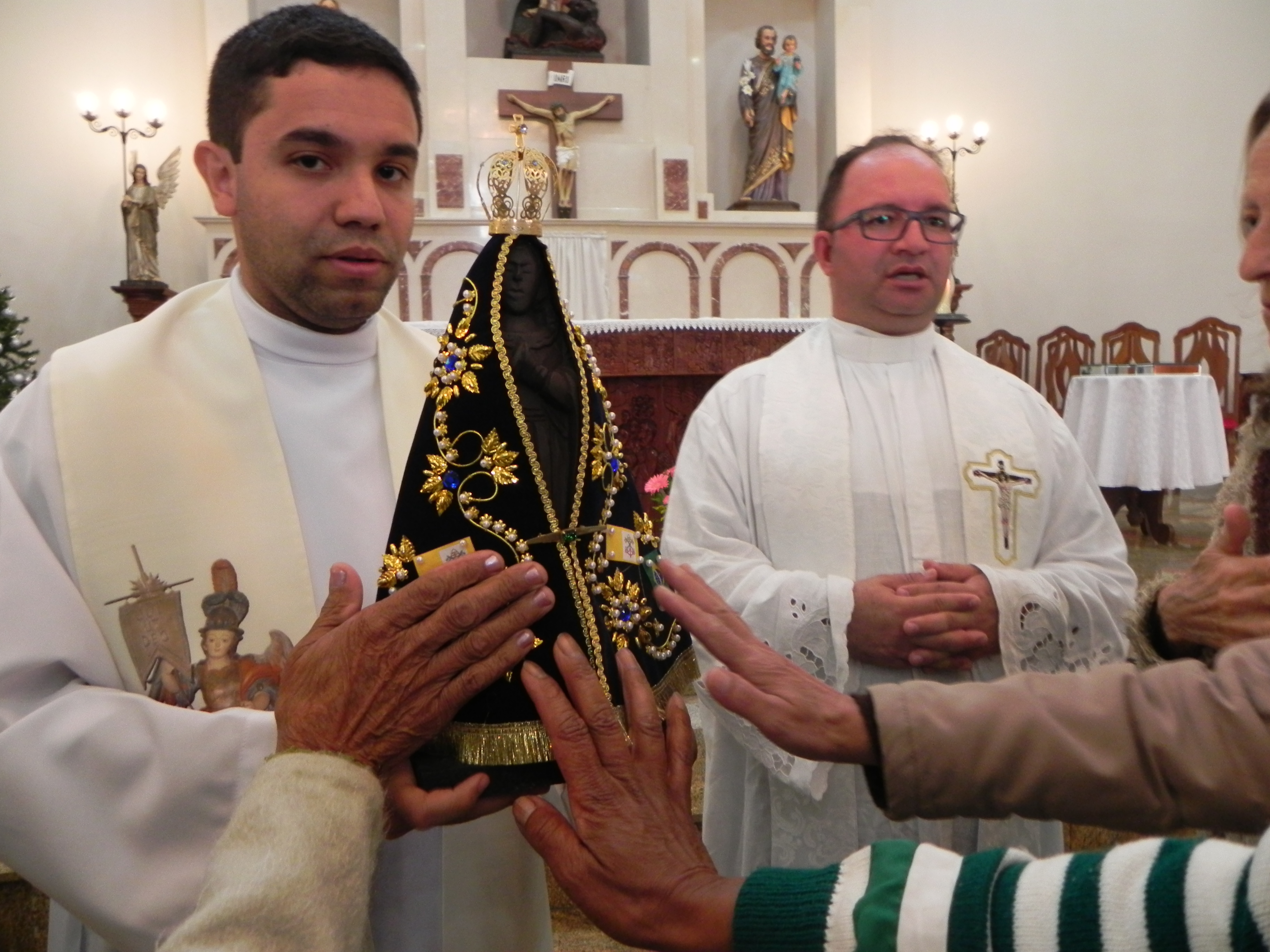 Imagem de Nossa Senhora Aparecida  volta para o jardim