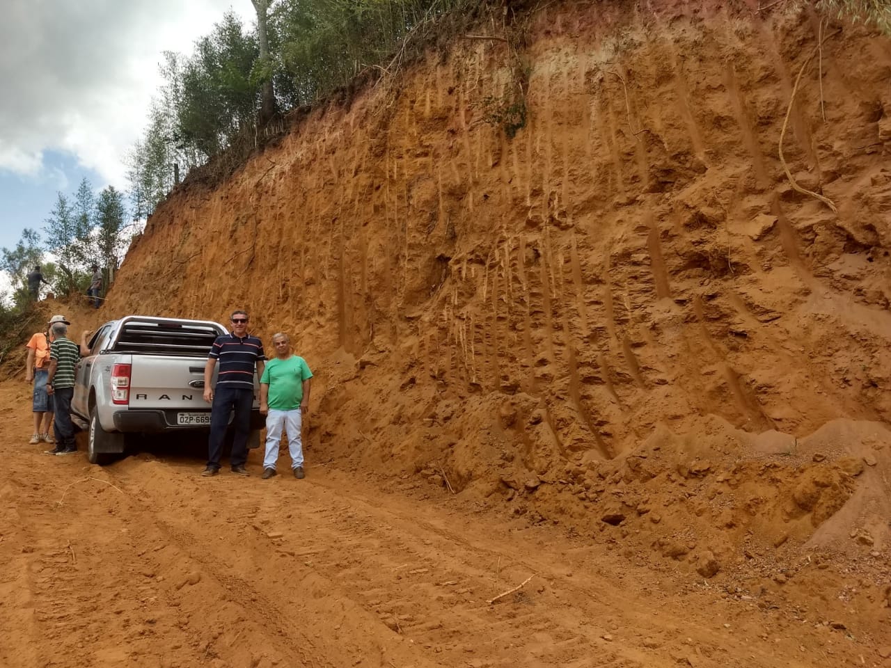 Prefeitura limpa espaço que culminará na nova via de acesso ligando a antiga Estação a rodoviária