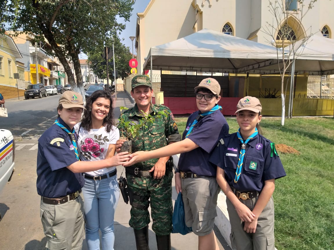 Dia da Árvore é comemorado com plantio de Pitangueira na Praça