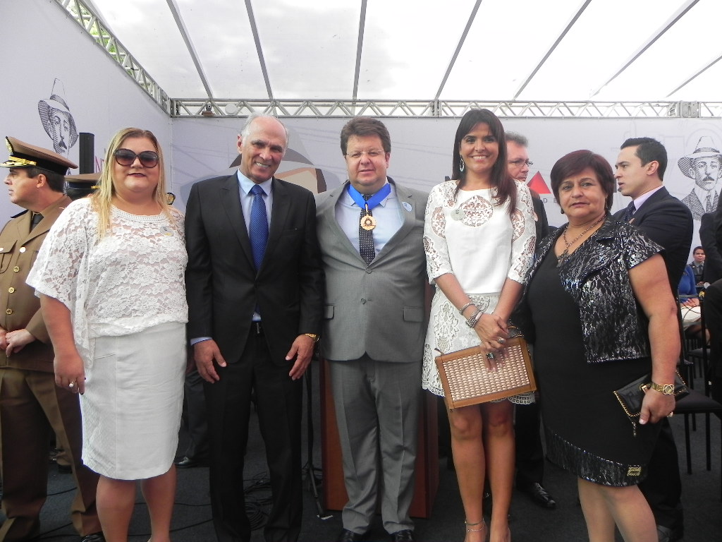 Prefeito discursa pleiteando recuperação do Museu na Medalha Santos Dumont